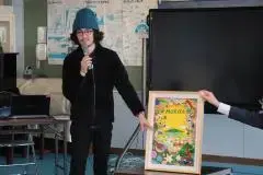 写真：完成したイメージ画を披露する様子