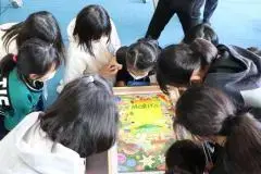 写真：鑑賞する子ども達