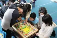 写真：絵を真剣にみている子ども達