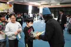 写真：プレゼントの様子