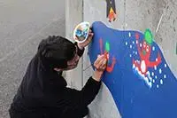 写真：10か所目制作中のイヌイマサノリさん