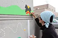 写真：11か所目制作中のイヌイマサノリさん