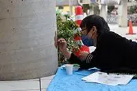 写真：12か所目制作中のイヌイマサノリさん