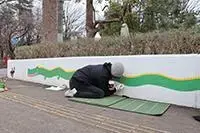 写真：ながい龍を描くイヌイマサノリさん