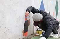 写真：18か所目制作中のイヌイマサノリさん