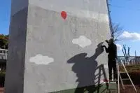 写真：4か所目作成中のイヌイマサノリさん