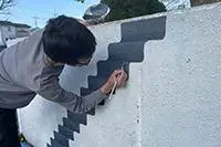 写真：9か所目作成中のイヌイマサノリさん