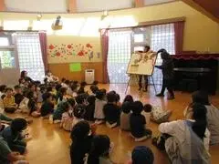 写真：パネルシアターを見る子供たち