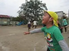 写真：大きな声で助けを呼ぶ子