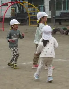 写真：周りを見渡す子たち