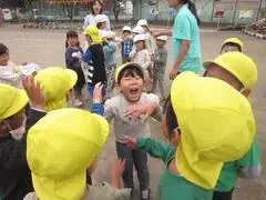 写真：泥棒を決める子供たち