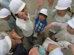 写真：手を挙げて掛け声をする子供たち