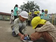 写真：負けた子を慰める子