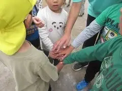 写真：手を合わせて掛け声をする子供たち