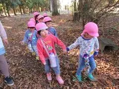 写真：落ち葉を踏む子どもたち