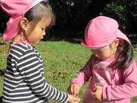 写真：どんぐりを手渡しする子たち