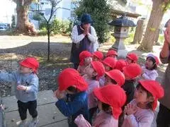 写真：赤い帽子を被った子たち