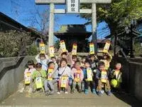 写真：鳥居の前で集合した子たち1