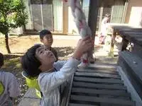 写真：鈴緒を握って鐘を鳴らす子