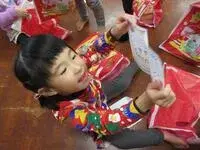 写真：メッセージカードを読んでいる様子