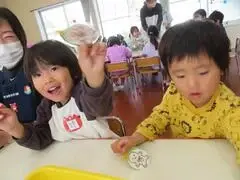 写真：色塗りをしている様子