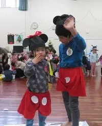 写真：大きい子は動きのリードをしている様子