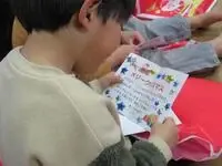 写真：サンタクロースからの手紙を読んでる様子