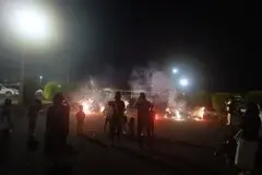 写真：複数の手持ち花火が光っている様子