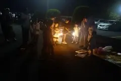 写真：みんなで花火を囲む様子