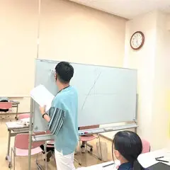 写真：黒板に書く先生