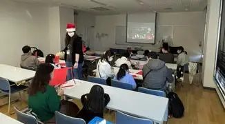 写真：シルビアさんのお話を聞く親子