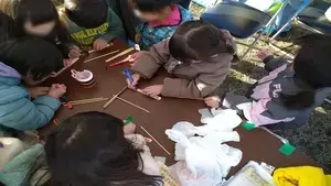写真：子どもが竹とんぼを作っている様子