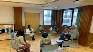 写真：1年生と2年生のワークショップの様子