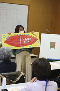 図書館で読み聞かせ講座をする和久田み晴さん