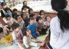 写真：真剣に座って先生の話を聞く子たち