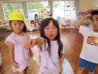 写真：星飾りを見つけた子