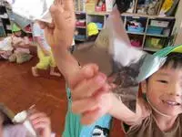 写真：満面の笑みで星飾りを差し出す子