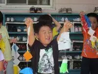 写真：嬉しそうに両手で笹飾りを持つ子