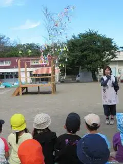 写真：笹を前に歌う子供たち