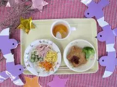 写真：お盆に並んだ給食