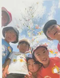 写真：笹の葉を背景に子供たちの笑顔