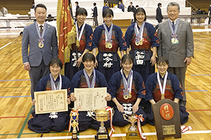 全国選抜剣道大会、女子団体の部で日本一に輝いた守谷高校剣道部の写真。