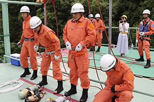 種目ご とにチームで訓練に励んでいる姿の写真