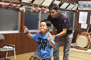 子どもたちへの指導する染谷さんの写真