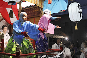 山車の舞台の上で踊る染谷さん