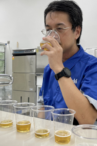 熟練の喉と舌で見極める山下博司さんの写真