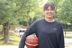 ボールを持ったポーズ撮影に応じてくれた谷村さん