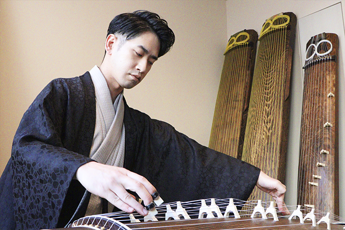 演奏する中島裕康さんの写真