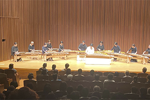 箏を演奏する中島裕康さん