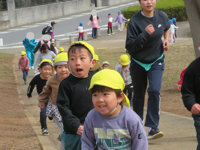 写真4歳児マラソン男児
